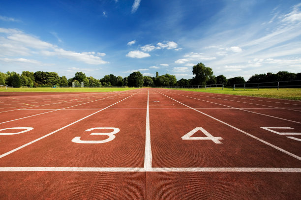 在晴朗的日子里，可以看到被森林包围的跑道图片下载