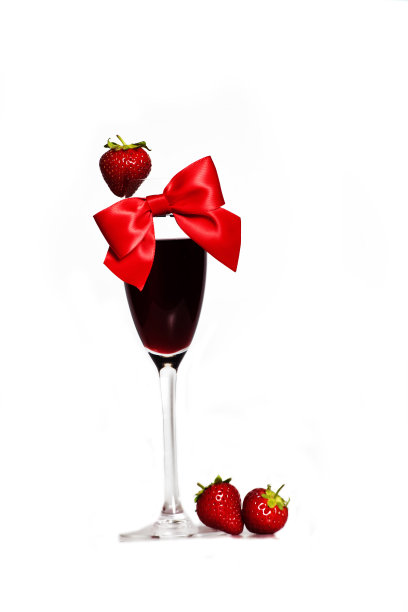 用丝带和草莓装饰的酒杯图片下载