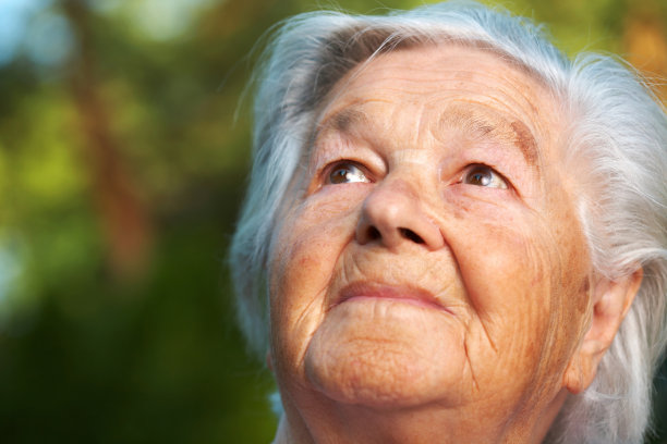沉思的高级的女人图片下载