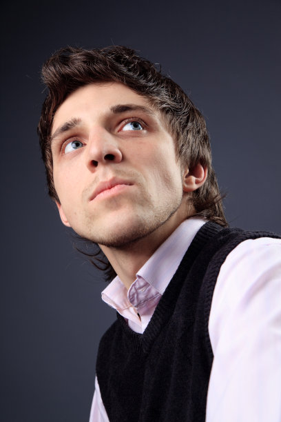 穿粉红色衬衫的年轻人图片下载