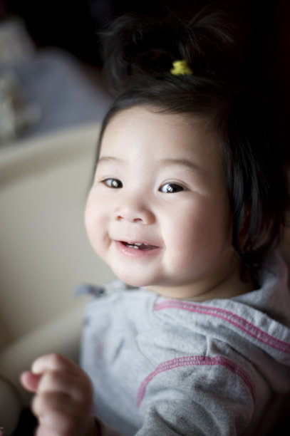 宝宝对着偷拍的相机笑图片下载