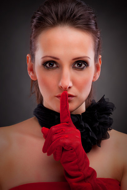 一个漂亮的年轻女孩的肖像与漂亮的化妆。图片下载