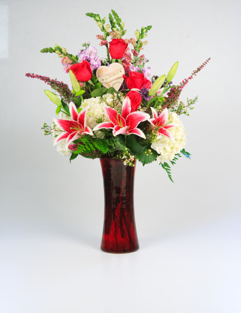 红色花瓶里的一束花图片下载