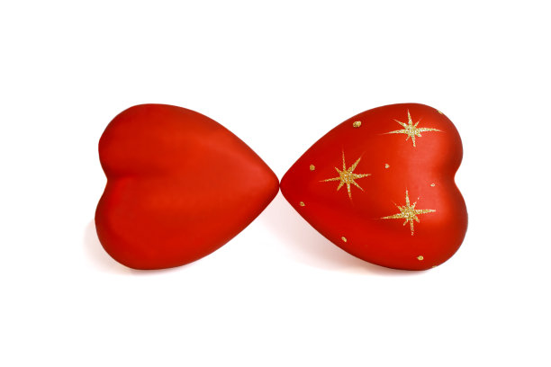 两颗心在亲吻，一颗心在星星下，在白色的雪地上被隔离图片下载