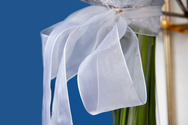 花束是用一个丝绸蝴蝶结绑起来的图片下载