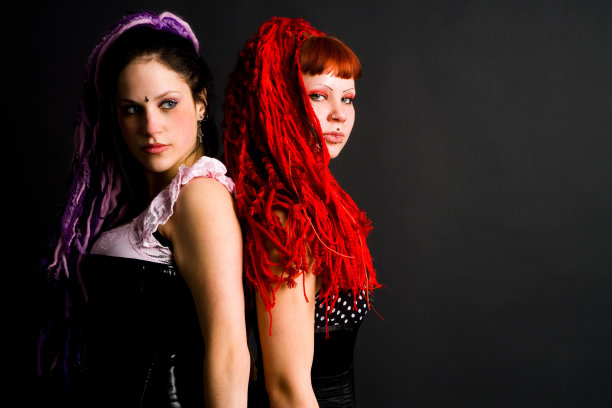 两个穿着时尚的女人图片下载