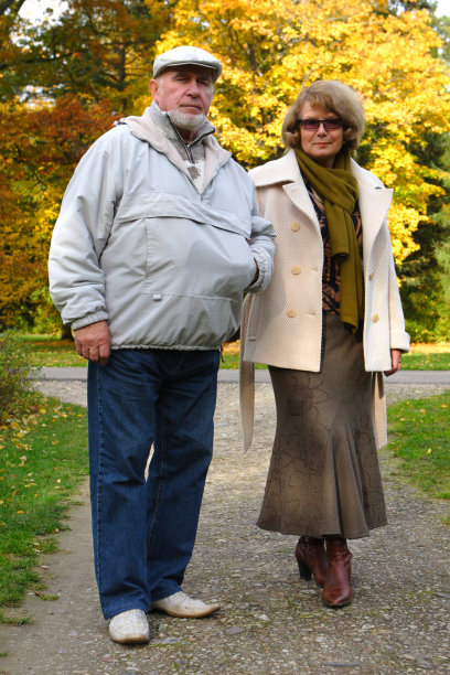 一对老年夫妇在秋天的公园里图片下载