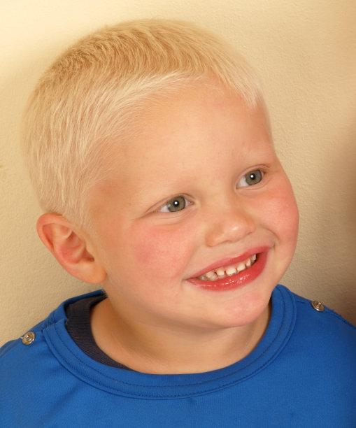 金发男孩微笑的肖像图片下载