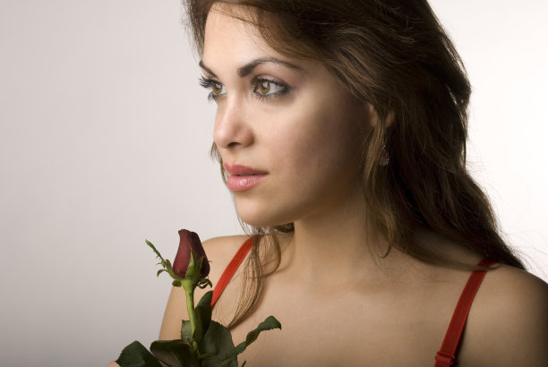 女人闻花图片下载