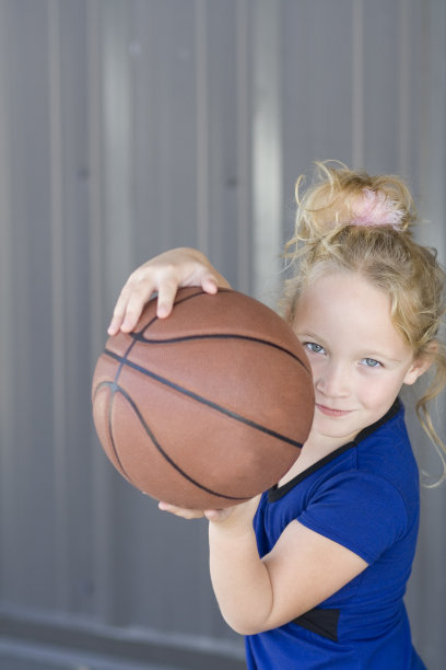 篮球的女孩图片下载
