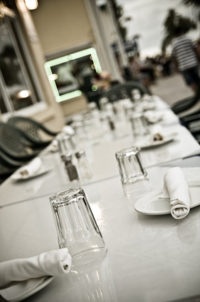 木板路上的桌子图片下载