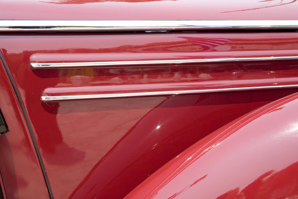 复古红色轿车的特写图片下载