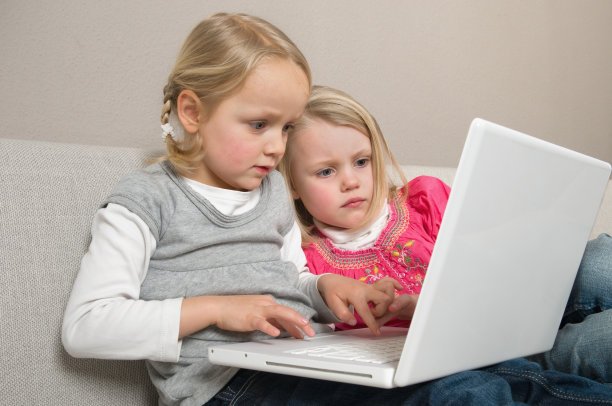 两个小女孩在用电脑图片下载