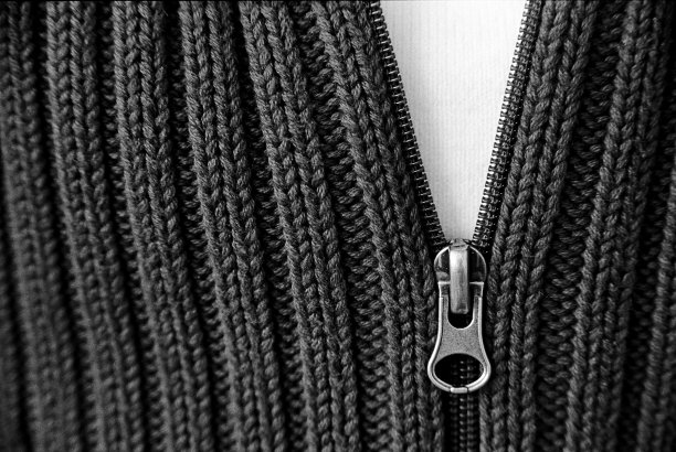 穿拉链毛衣的女孩图片下载