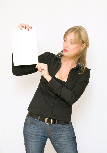 年轻的女人拿着白纸图片下载