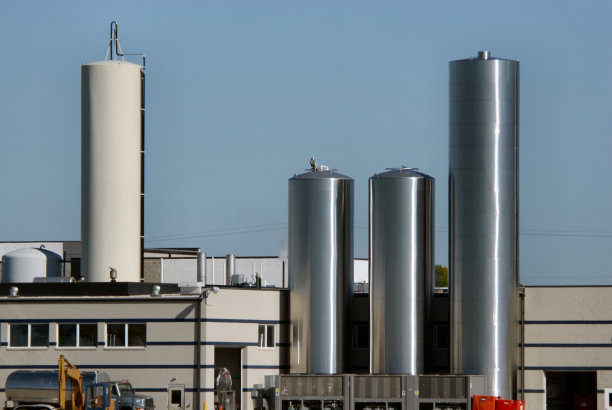 乳品厂的不锈钢塔图片下载