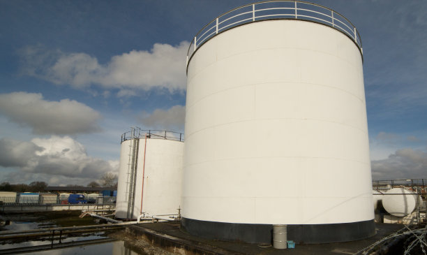 两个储油罐图片下载