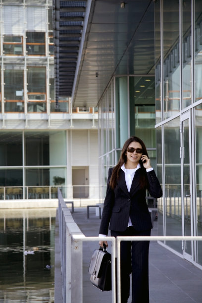 正在打电话的女商人图片下载