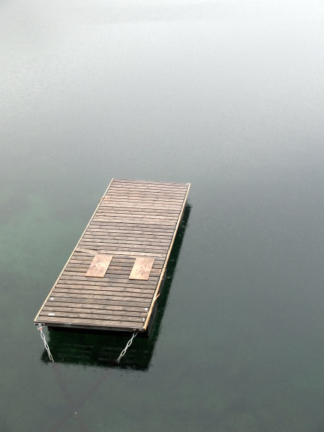 雨中浮墩图片下载