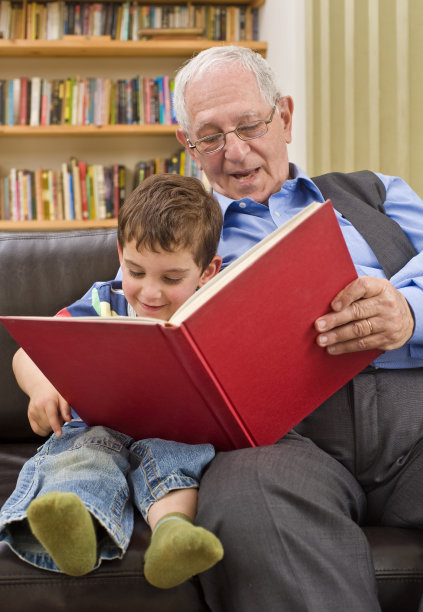 和爷爷讲故事的时间图片下载