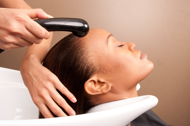 一个女人在美容院洗头图片下载