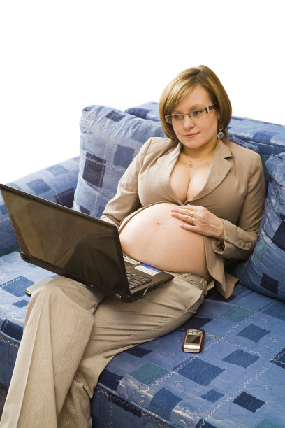 年轻孕妇在做家庭作业素材图片