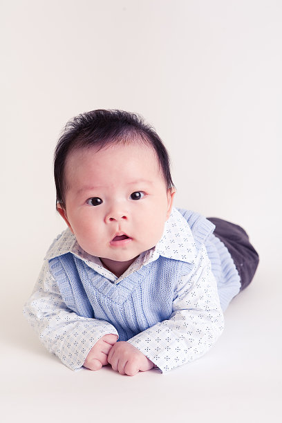 小男孩在看你图片下载