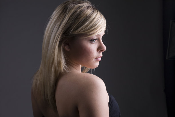 一个年轻美丽的女人图片下载