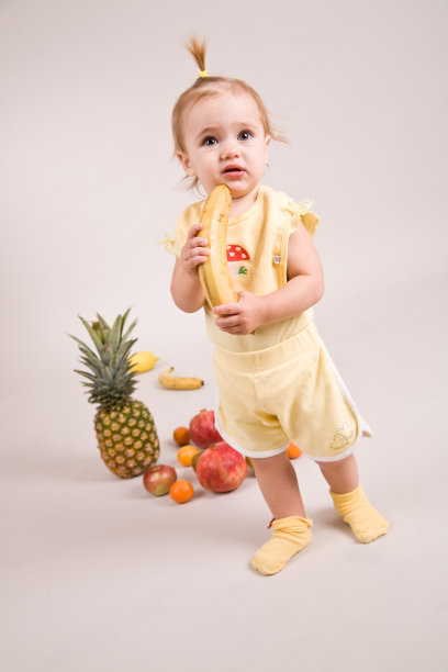 一个一岁的孩子在工作室吃水果图片下载