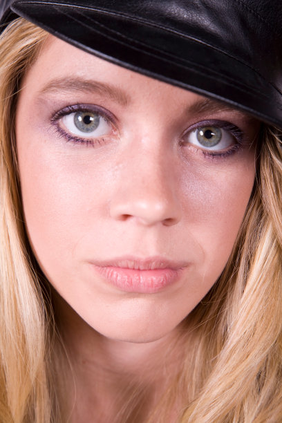 表情女孩严肃的脸图片下载