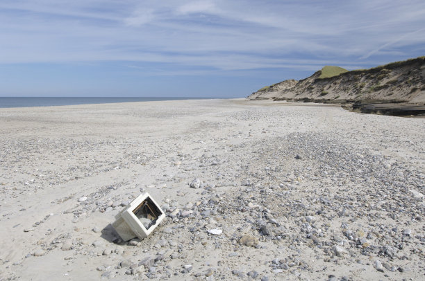 空沙滩上的电视图片下载