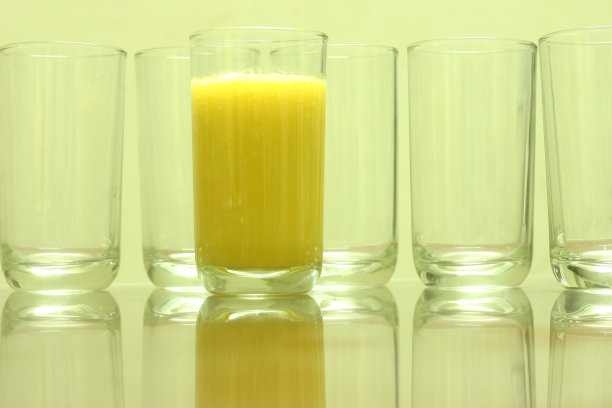 空的和满的杯子图片下载