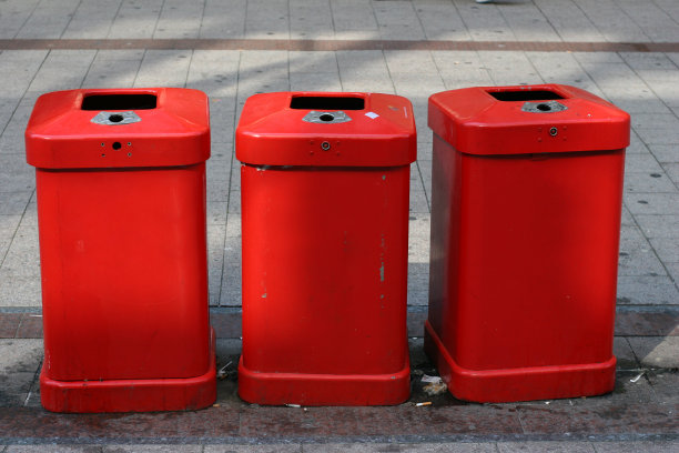 红色垃圾桶图片下载