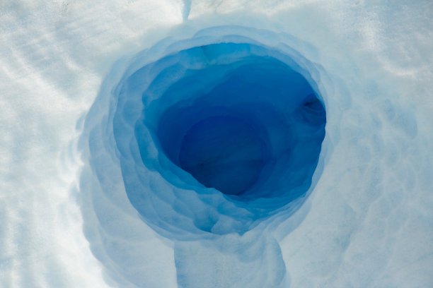 冰川上的洞图片下载
