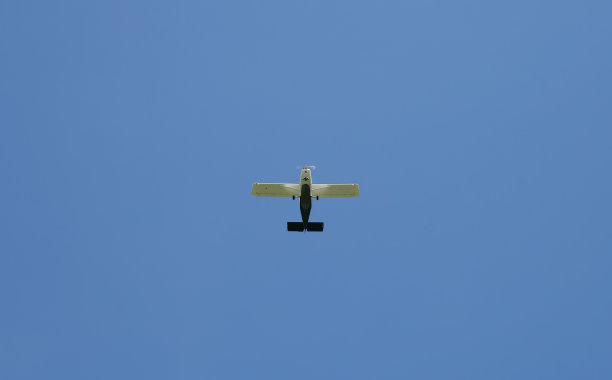 飞机飞过图片下载