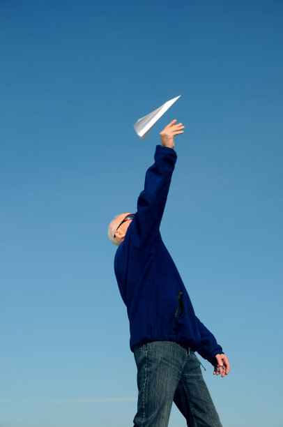 爷爷带着纸飞机图片下载