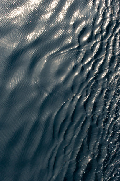 波光粼粼的海面图片下载