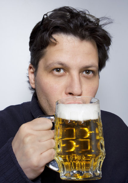 拿着一大杯啤酒的男人图片下载