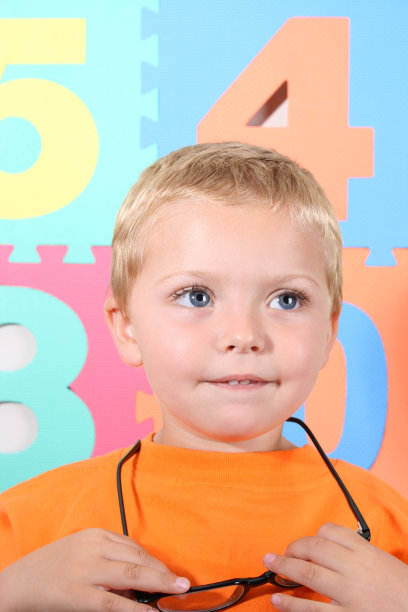 蹒跚学步的孩子戴眼镜图片下载