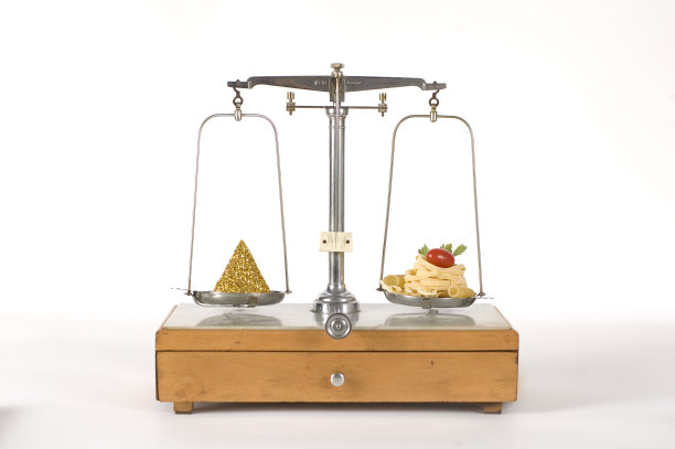 白色背景下的硬币特写镜头图片下载