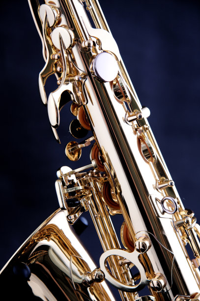 蓝色黑色背景上的金色萨克斯图片下载