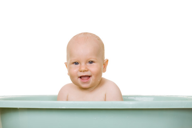 沐浴中的男孩图片下载