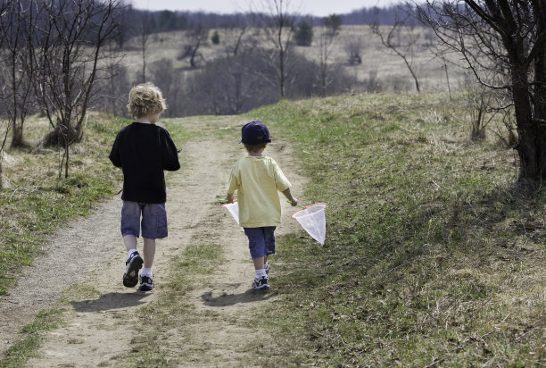 两个孩子在自然小道上散步图片下载