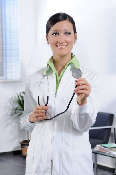 带着听诊器的年轻微笑医生图片下载