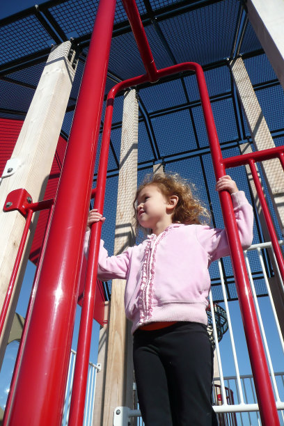 操场上的漂亮女孩图片下载