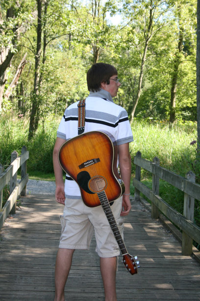 背着原声吉他的男孩图片下载