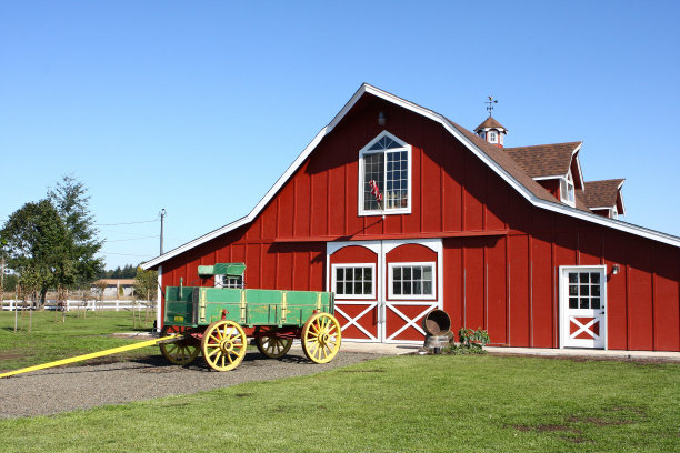 谷仓旁的古董马车图片下载