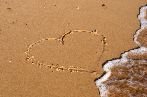 心在沙上可冲掉波浪图片下载