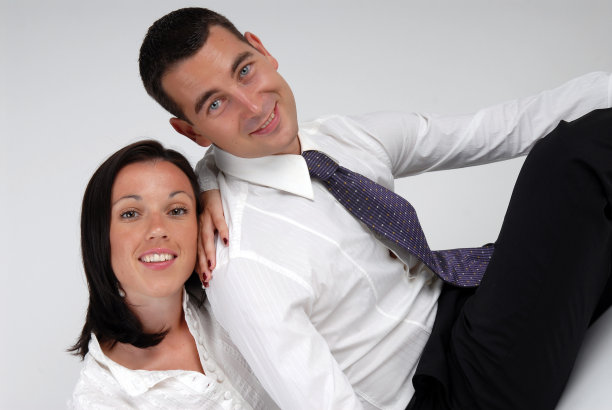 恋爱中的年轻情侣图片下载