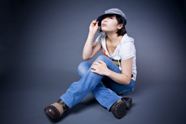 年轻女子坐在图片下载